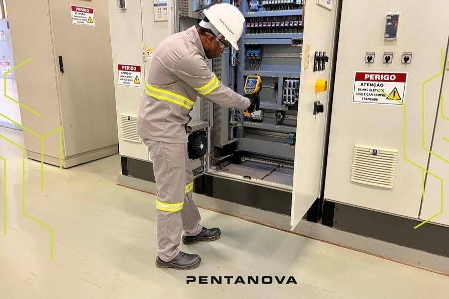 Colaborador fazendo a manutenção industrial da PENTANOVA