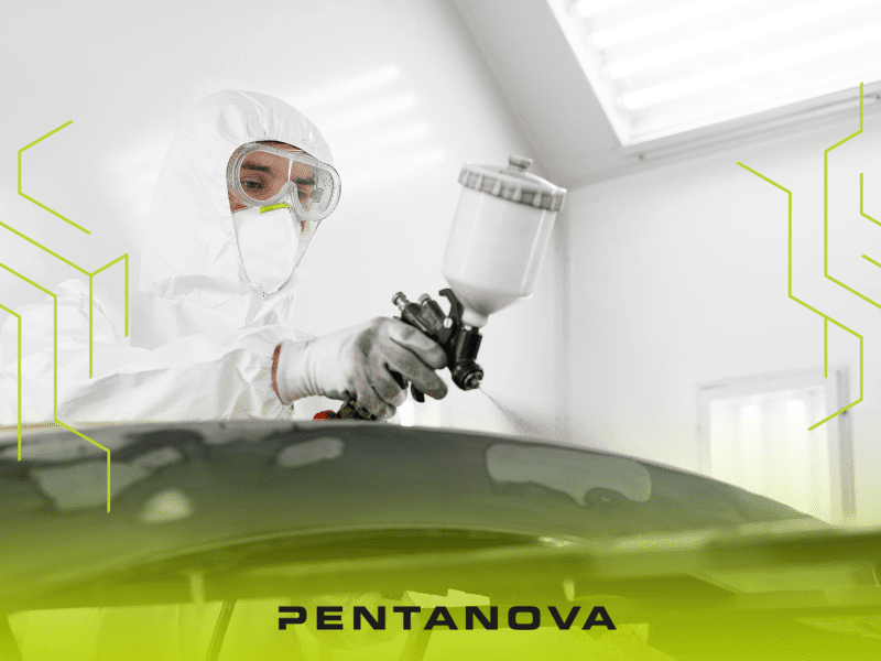 Profissional aplicando tinta em um veículo com equipamentos de pintura industrial e automotiva, em um ambiente limpo e controlado, com o logotipo da PENTANOVA visível.