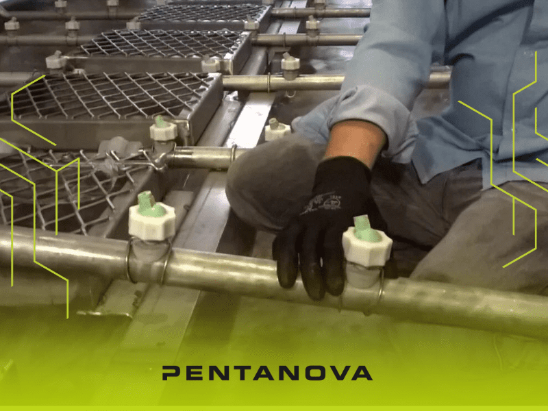 Funcionário da PENTANOVA manuseando sistema de pintura industrial, destacando a importância de peças de reposição para eficiência operacional.